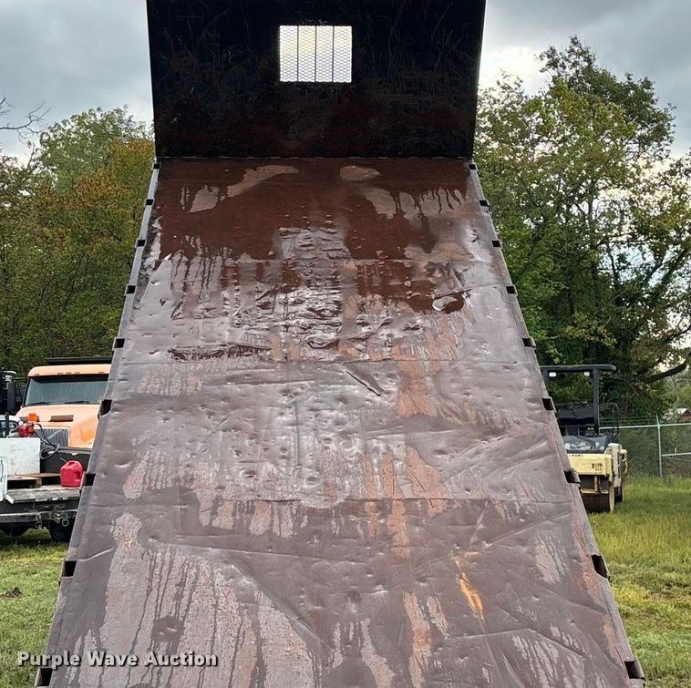 image for item EN5621 1993 Chevrolet Kodiak C5500  flatbed truck