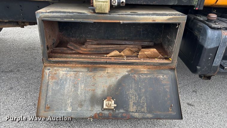 image for item EN5621 1993 Chevrolet Kodiak C5500  flatbed truck