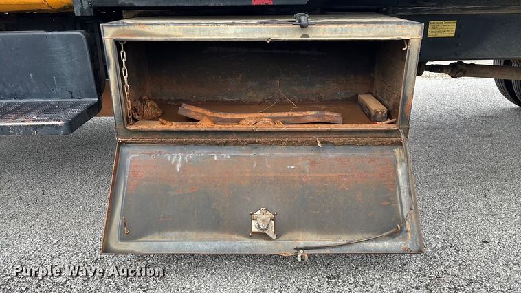 image for item EN5621 1993 Chevrolet Kodiak C5500  flatbed truck