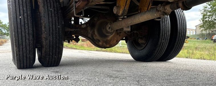 image for item EN5621 1993 Chevrolet Kodiak C5500  flatbed truck