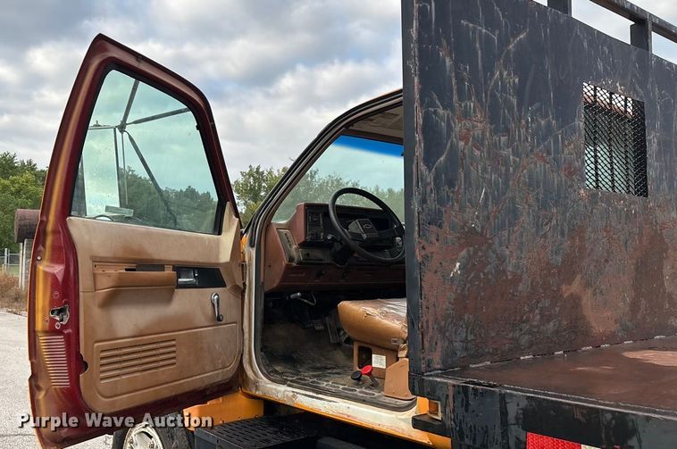 image for item EN5621 1993 Chevrolet Kodiak C5500  flatbed truck
