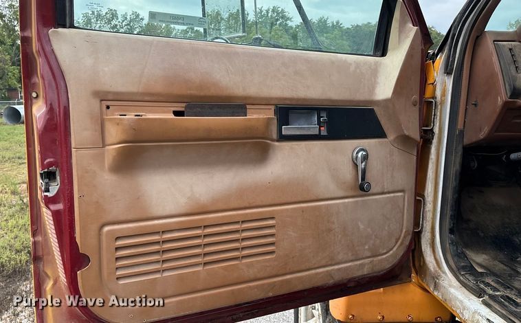 image for item EN5621 1993 Chevrolet Kodiak C5500  flatbed truck