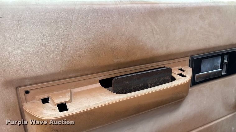 image for item EN5621 1993 Chevrolet Kodiak C5500  flatbed truck