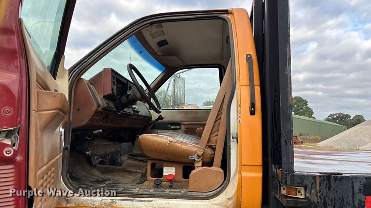 image for item EN5621 1993 Chevrolet Kodiak C5500  flatbed truck