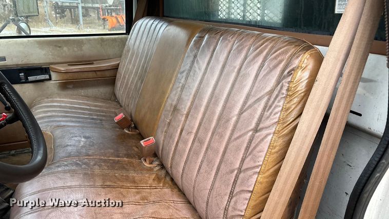 image for item EN5621 1993 Chevrolet Kodiak C5500  flatbed truck