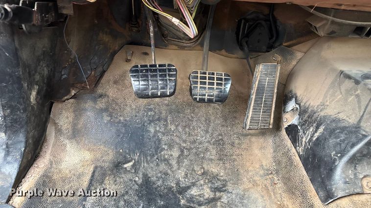 image for item EN5621 1993 Chevrolet Kodiak C5500  flatbed truck