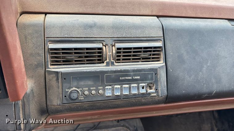 image for item EN5621 1993 Chevrolet Kodiak C5500  flatbed truck