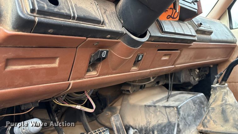 image for item EN5621 1993 Chevrolet Kodiak C5500  flatbed truck