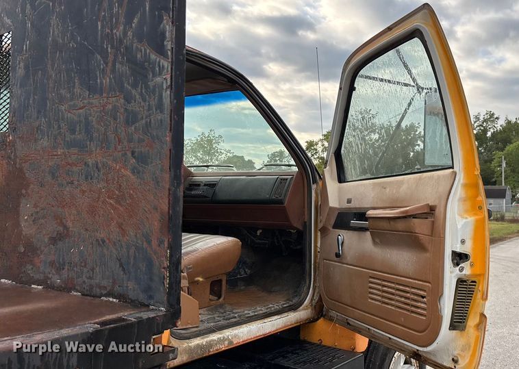 image for item EN5621 1993 Chevrolet Kodiak C5500  flatbed truck