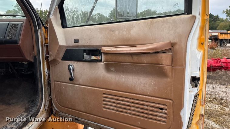 image for item EN5621 1993 Chevrolet Kodiak C5500  flatbed truck