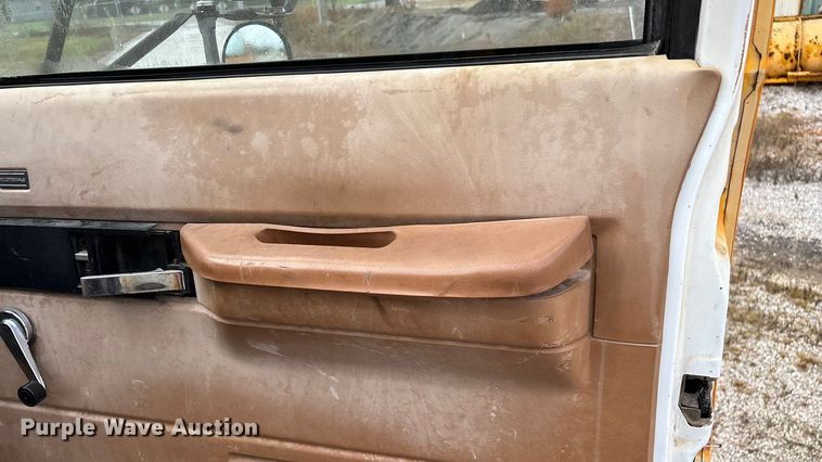 image for item EN5621 1993 Chevrolet Kodiak C5500  flatbed truck