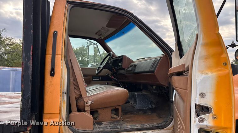 image for item EN5621 1993 Chevrolet Kodiak C5500  flatbed truck