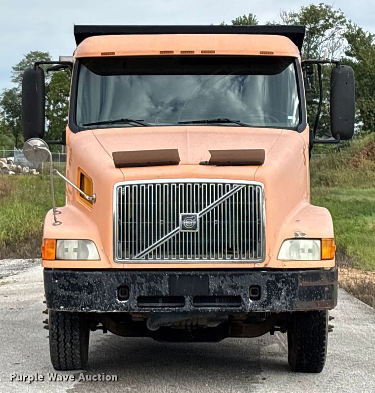 image for item EN5622 1998 Volvo VN dump truck