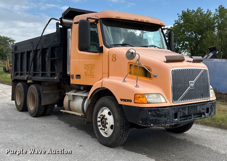 image for item EN5622 1998 Volvo VN dump truck