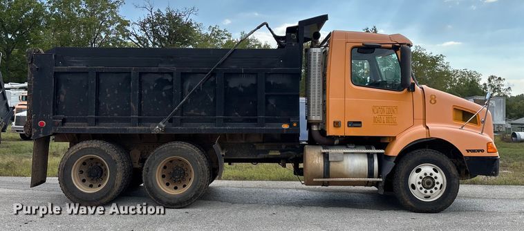 image for item EN5622 1998 Volvo VN dump truck