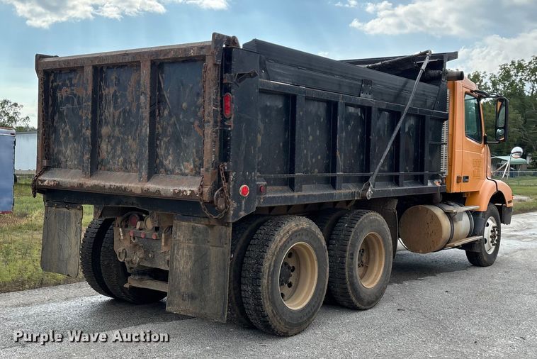 image for item EN5622 1998 Volvo VN dump truck