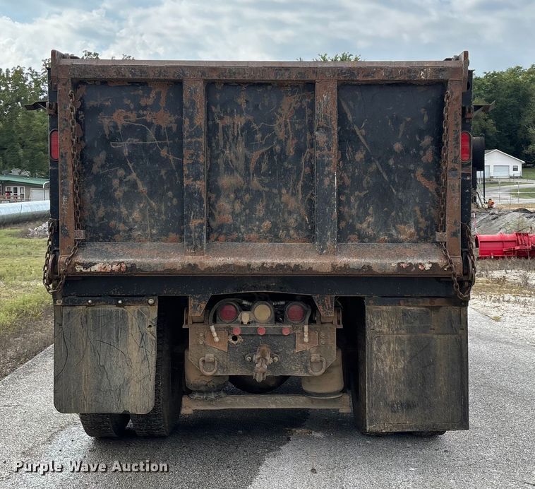 image for item EN5622 1998 Volvo VN dump truck