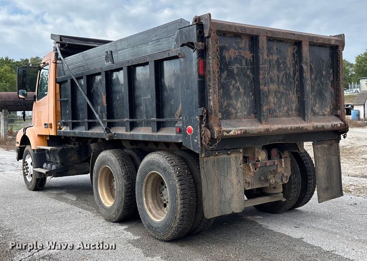 image for item EN5622 1998 Volvo VN dump truck