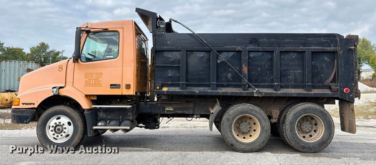 image for item EN5622 1998 Volvo VN dump truck
