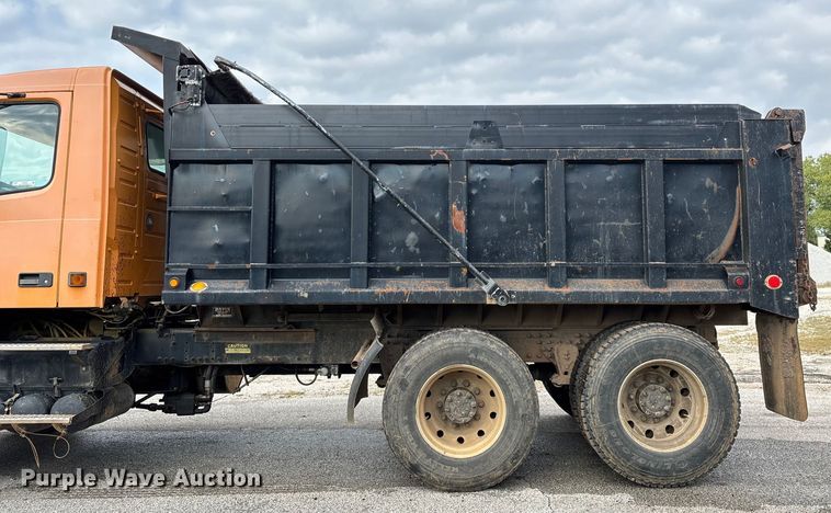image for item EN5622 1998 Volvo VN dump truck