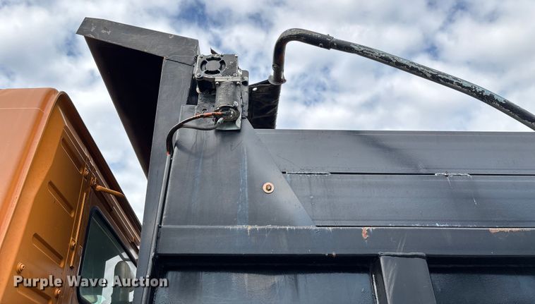 image for item EN5622 1998 Volvo VN dump truck