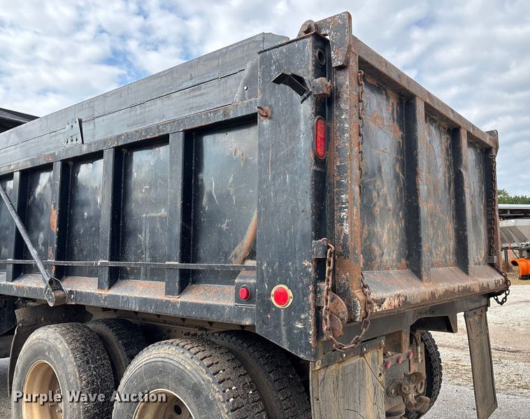 image for item EN5622 1998 Volvo VN dump truck