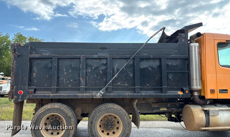 image for item EN5622 1998 Volvo VN dump truck