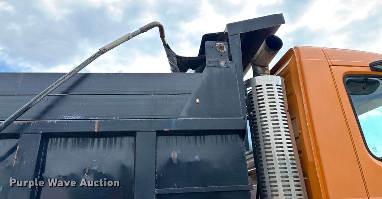 image for item EN5622 1998 Volvo VN dump truck