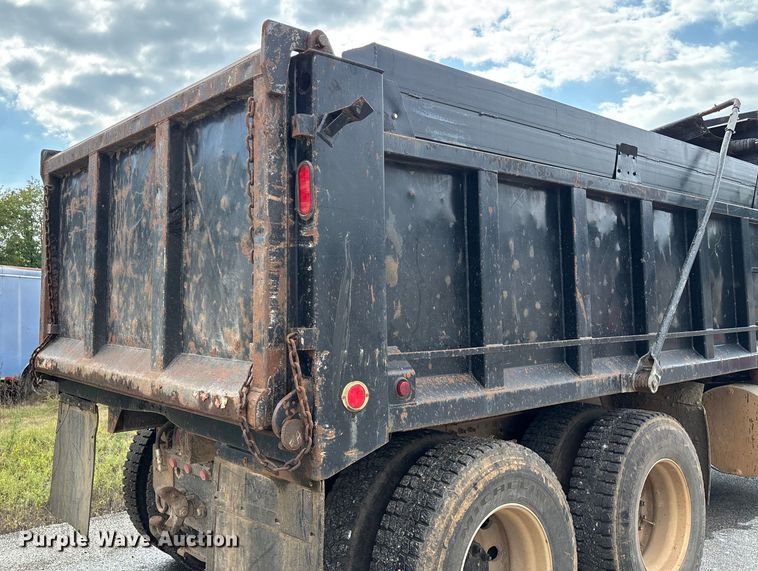 image for item EN5622 1998 Volvo VN dump truck