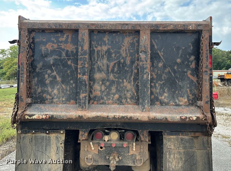 image for item EN5622 1998 Volvo VN dump truck