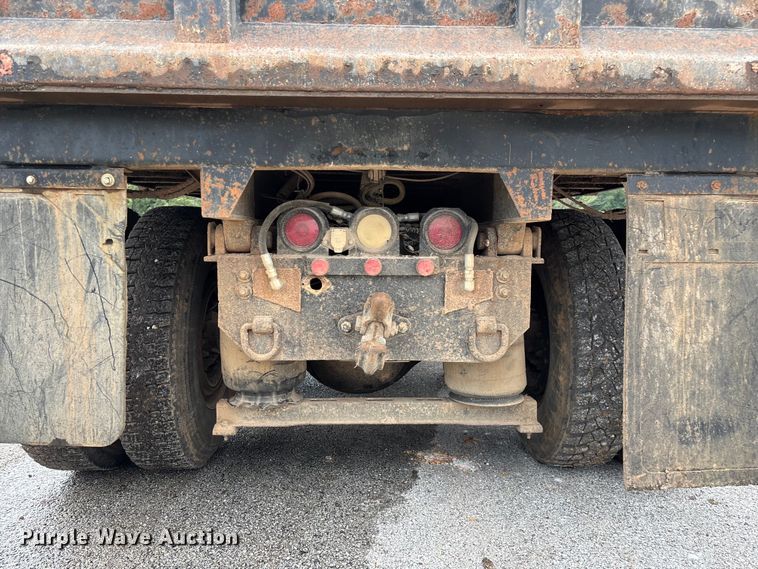 image for item EN5622 1998 Volvo VN dump truck