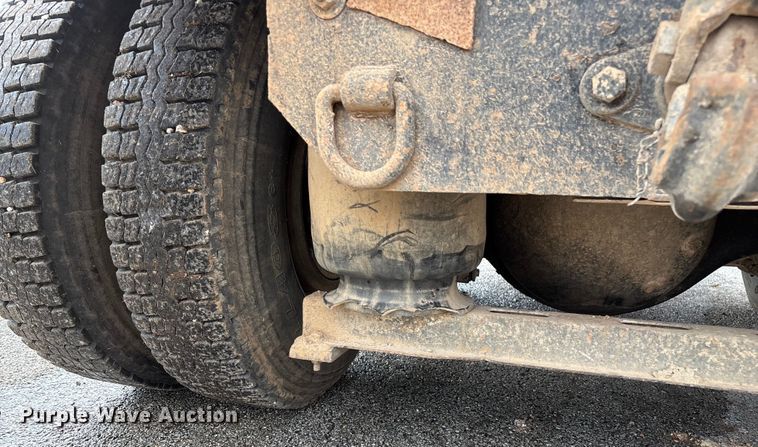 image for item EN5622 1998 Volvo VN dump truck