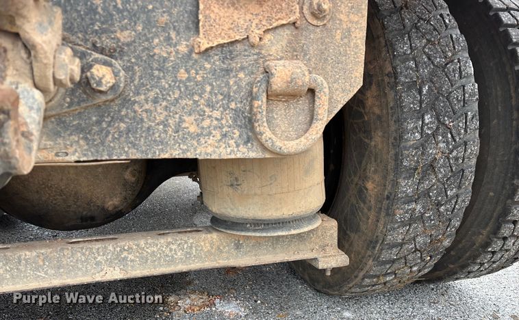 image for item EN5622 1998 Volvo VN dump truck