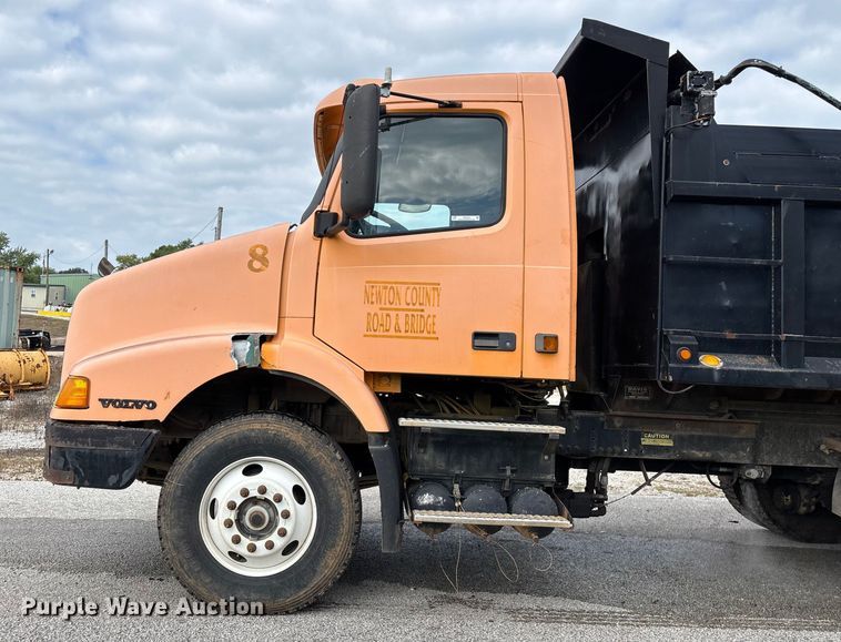 image for item EN5622 1998 Volvo VN dump truck