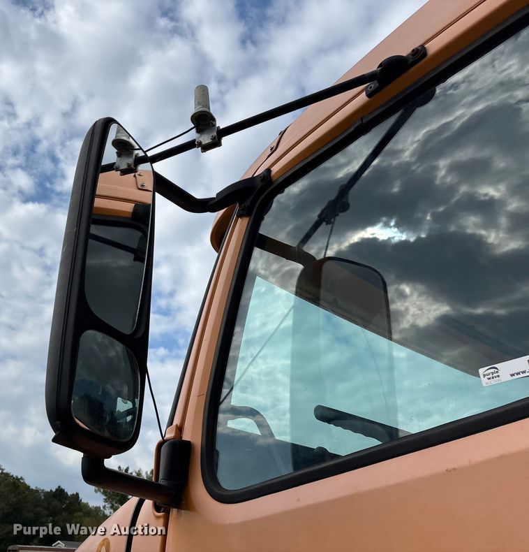 image for item EN5622 1998 Volvo VN dump truck