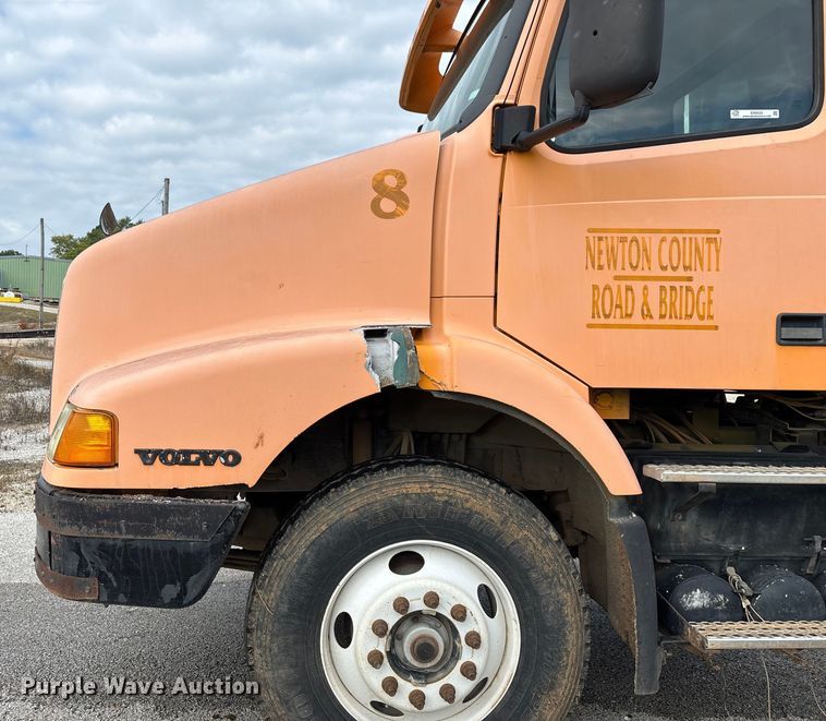 image for item EN5622 1998 Volvo VN dump truck