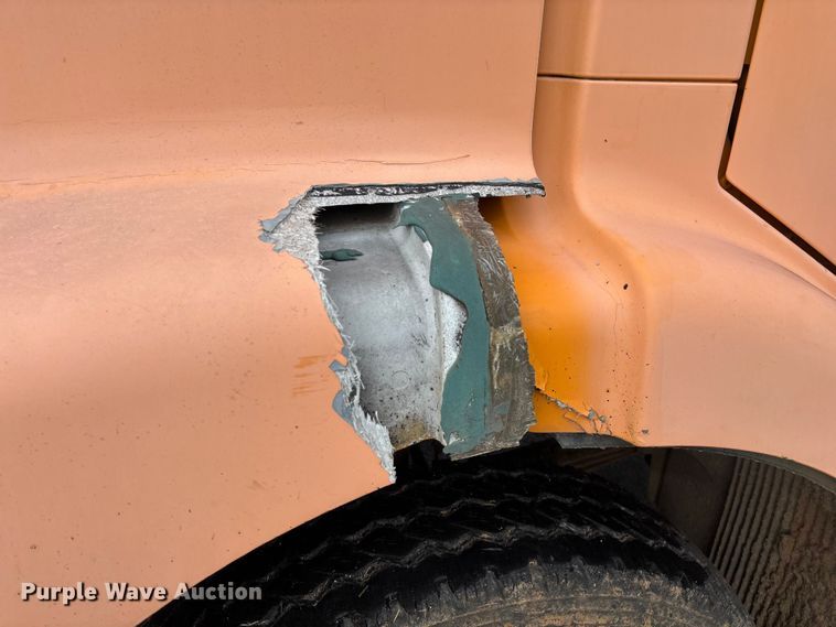 image for item EN5622 1998 Volvo VN dump truck