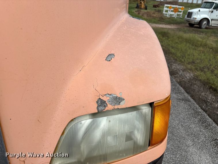 image for item EN5622 1998 Volvo VN dump truck