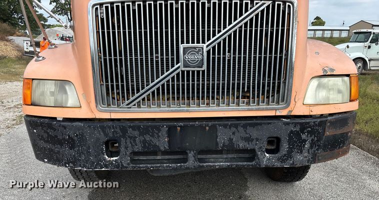 image for item EN5622 1998 Volvo VN dump truck