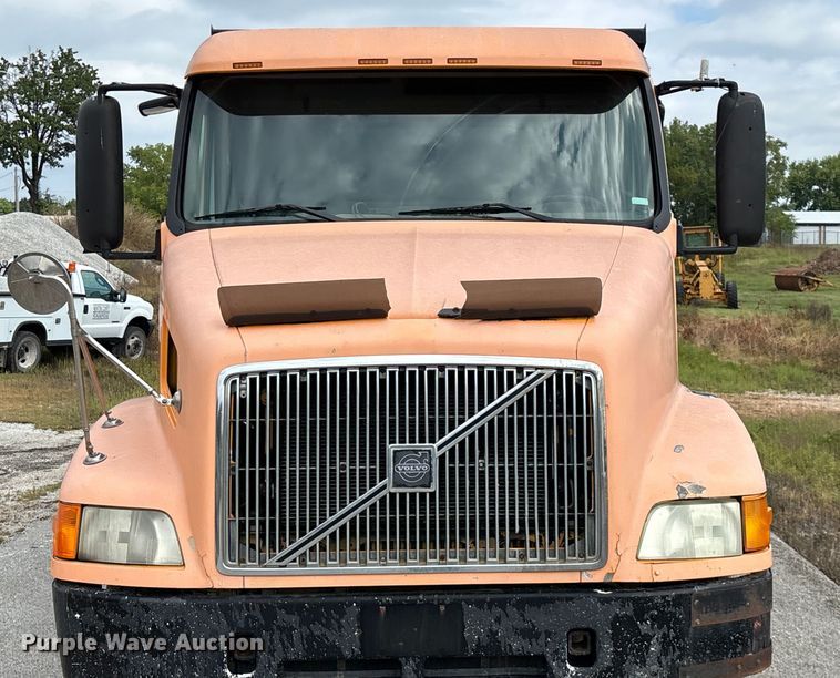 image for item EN5622 1998 Volvo VN dump truck