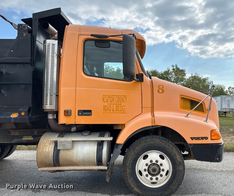image for item EN5622 1998 Volvo VN dump truck