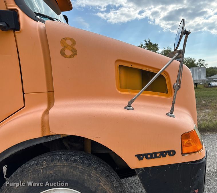 image for item EN5622 1998 Volvo VN dump truck