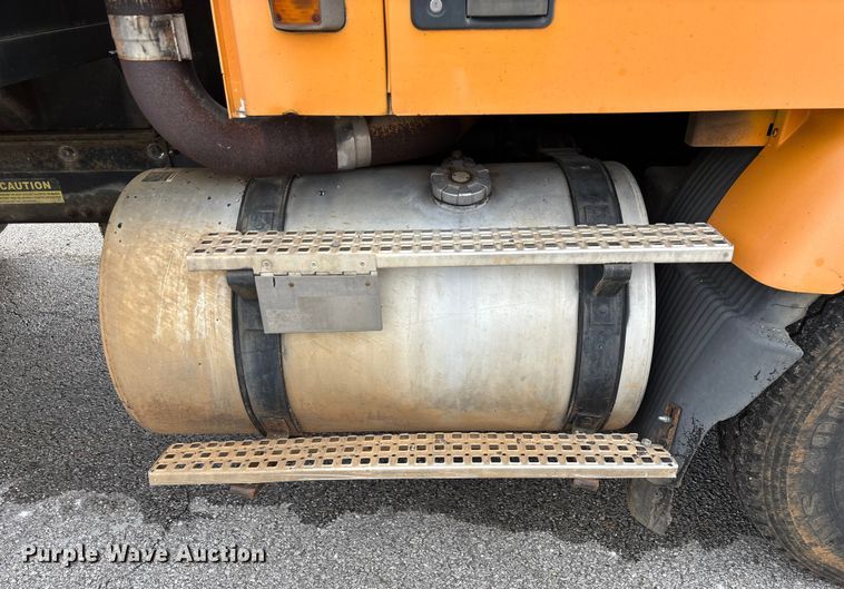 image for item EN5622 1998 Volvo VN dump truck