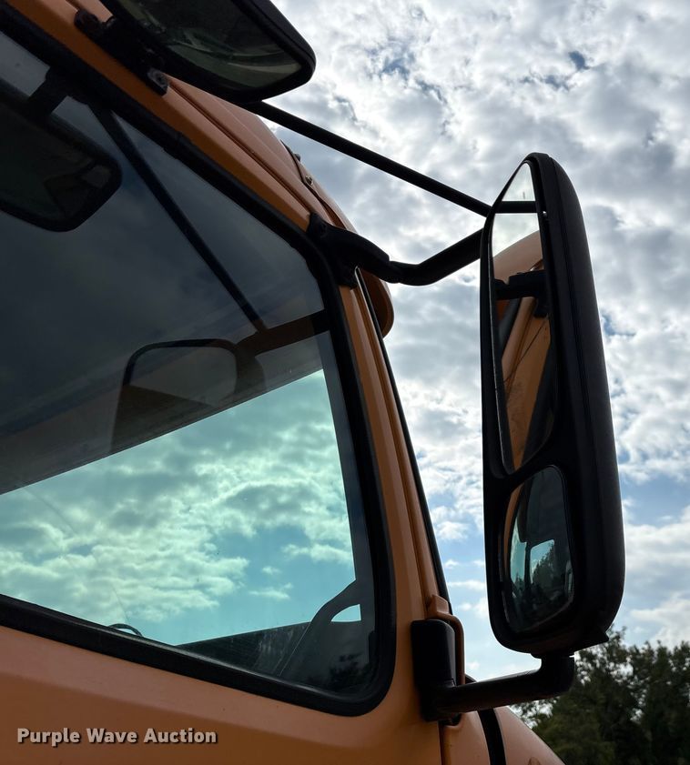 image for item EN5622 1998 Volvo VN dump truck