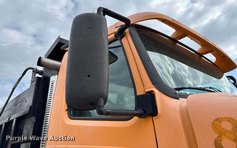 image for item EN5622 1998 Volvo VN dump truck