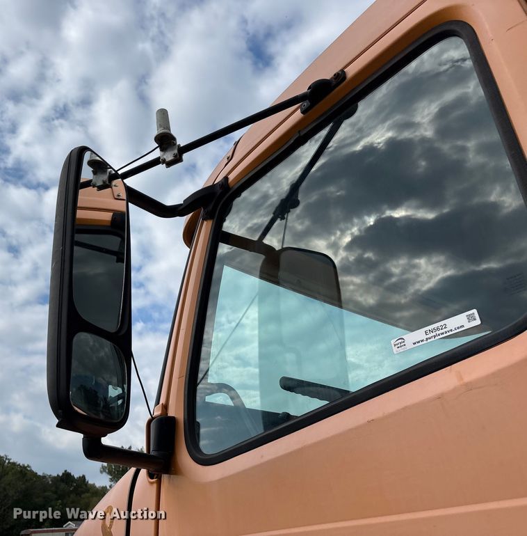 image for item EN5622 1998 Volvo VN dump truck