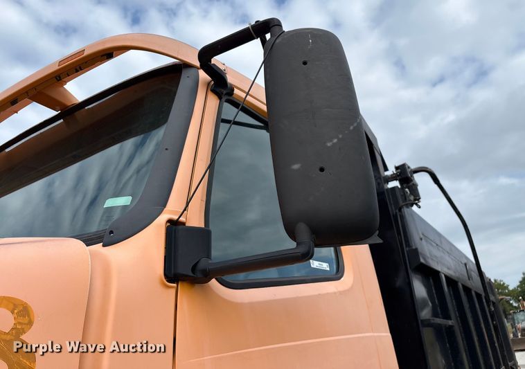 image for item EN5622 1998 Volvo VN dump truck