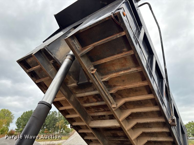 image for item EN5622 1998 Volvo VN dump truck