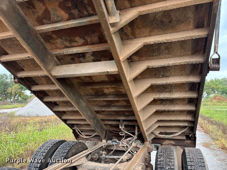 image for item EN5622 1998 Volvo VN dump truck