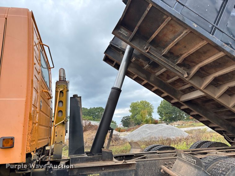 image for item EN5622 1998 Volvo VN dump truck